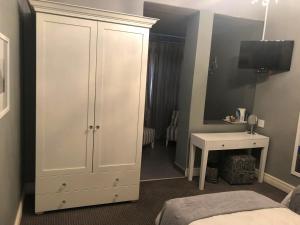 Ένα ή περισσότερα κρεβάτια σε δωμάτιο στο Coligny Hotel