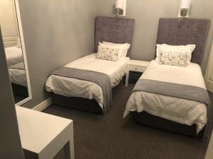 Ένα ή περισσότερα κρεβάτια σε δωμάτιο στο Coligny Hotel