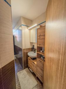 Koupelna v ubytování Seaview Apt 3 min Walk to Beach