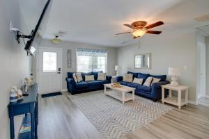 Ein Sitzbereich in der Unterkunft Charming Somers Point House with Private Pool!