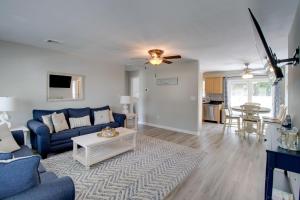 TV/Unterhaltungsangebot in der Unterkunft Charming Somers Point House with Private Pool!
