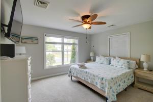 ein Schlafzimmer mit einem Bett und einem Deckenventilator in der Unterkunft Charming Somers Point House with Private Pool! in Somers Point + 19 Fotos