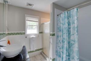 ein Badezimmer mit Waschbecken und Dusche in der Unterkunft Charming Somers Point House with Private Pool! in Somers Point
