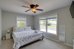 Ein Bett oder Betten in einem Zimmer der Unterkunft Charming Somers Point House with Private Pool!
