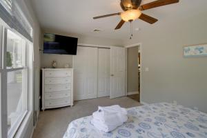 Ein Bett oder Betten in einem Zimmer der Unterkunft Charming Somers Point House with Private Pool!