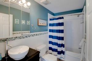 Ein Badezimmer in der Unterkunft Charming Somers Point House with Private Pool!