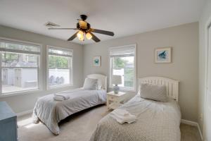 ein Schlafzimmer mit zwei Betten und einem Deckenventilator in der Unterkunft Charming Somers Point House with Private Pool! in Somers Point