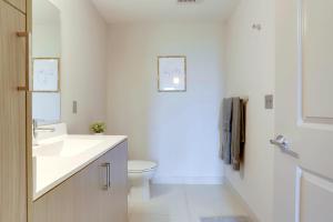 Et badeværelse på The Perfect Blend of Style and Comfort + 18 billeder