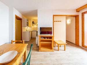 a living room with a table and a kitchen at Appartement cosy 6 pers au pied des pistes - FR-1-807-1 in Saint-François-Longchamp +8 photos
