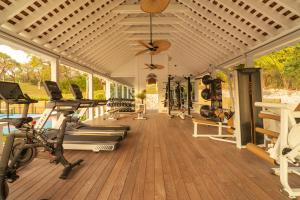 ein Fitnessstudio mit vielen Ergometern und Laufbändern. in der Unterkunft Coral Sands Inn & Cottages in Harbour Island