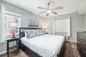 ein Schlafzimmer mit Bett und Deckenventilator in der Unterkunft Perdido Skye 16 in Pensacola