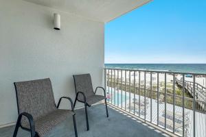 ein Balkon mit Stühlen und Blick auf das Meer in der Unterkunft Perdido Skye 16 in Pensacola