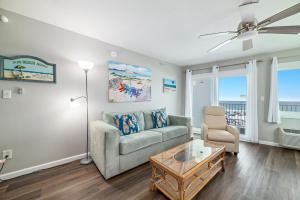 ein Wohnzimmer mit Sofa und Tisch in der Unterkunft Perdido Skye 16 in Pensacola