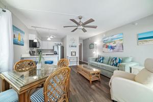 ein Wohnzimmer mit einem Tisch und einem Sofa in der Unterkunft Perdido Skye 16 in Pensacola + 28 Fotos