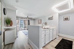 Kuchyň nebo kuchyňský kout v ubytování Sugar Beach Unit 210