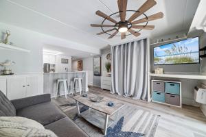 TV a/nebo společenská místnost v ubytování Sugar Beach Unit 210