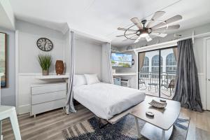 Postel nebo postele na pokoji v ubytování Sugar Beach Unit 210