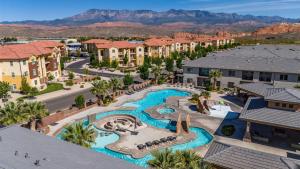 Πισίνα στο ή κοντά στο 2065 Zion Village XBOX, TWO LIVING ROOMS, LAZY RIVER, SLEEPS 19, X-Box