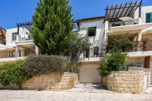 un gran edificio de apartamentos con garaje en J1 Holiday House Adjacent to Aphrodite Hills - Sea View, en Kouklia