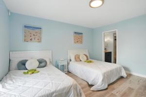 מיטה או מיטות בחדר ב-Beautiful Updates - Relaxing Views - Close to Pool