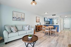 אזור ישיבה ב-Beautiful Updates - Relaxing Views - Close to Pool