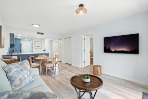 טלויזיה ו/או מרכז בידור ב-Beautiful Updates - Relaxing Views - Close to Pool