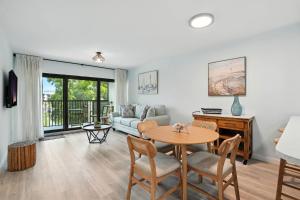 אזור ישיבה ב-Beautiful Updates - Relaxing Views - Close to Pool