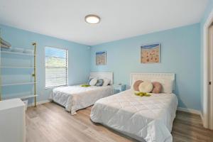 מיטה או מיטות בחדר ב-Beautiful Updates - Relaxing Views - Close to Pool