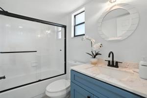 חדר רחצה ב-Beautiful Updates - Relaxing Views - Close to Pool