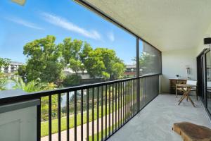 מרפסת או טרסה ב-Beautiful Updates - Relaxing Views - Close to Pool