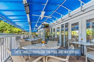 מסעדה או מקום אחר לאכול בו ב-Beautiful Updates - Relaxing Views - Close to Pool