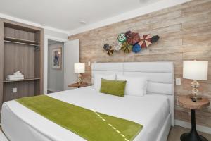 Postel nebo postele na pokoji v ubytování Chesterfield Hotel & Suites