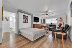 una camera da letto con un letto e un soggiorno di Family Luxury Rentals - 1115 a Lantana