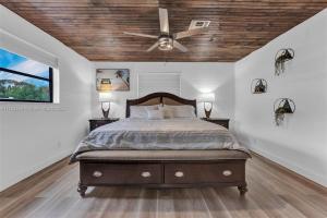 una camera con letto e ventilatore a soffitto di Family Luxury Rentals - 1115 a Lantana Altre 11 foto