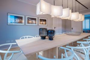 a dining room with a long table and chairs at Ferienhaus Beatus ille in Kolpinsee
