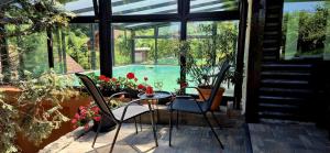 a patio with a table and chairs and a pool at Pensiunea Casa Stefan in Gura Rîului