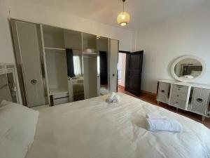 Ένα ή περισσότερα κρεβάτια σε δωμάτιο στο Spacious Apartment