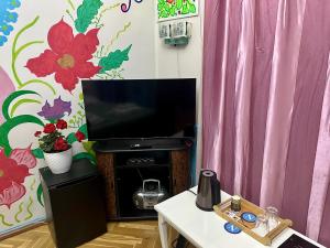 Televiisor ja/või meelelahutuskeskus majutusasutuses Napoli Nataxtari hotel,pool,bar,kamping