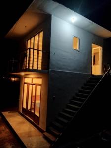 努沃勒埃利耶Mist haven villa Only for the Local Guests的一座建筑,前方有楼梯,晚上