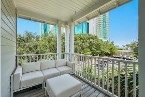 un porche avec un canapé et une vue sur un bâtiment dans l'établissement Mer Soleil, à Orange Beach