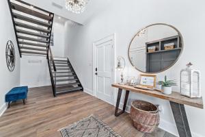 un couloir avec un miroir et un escalier dans l'établissement Mer Soleil, à Orange Beach