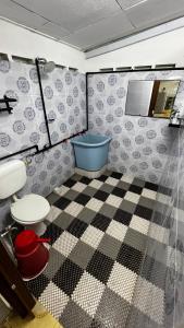 Habitación con baño con aseo y bañera. en D'Simpang Homestay, en Sungai Petani