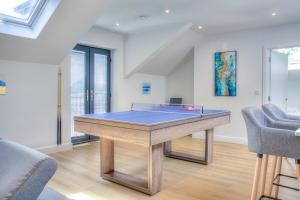 a ping pong table in a living room at Luxury Penthouse Flat Manchester in Wythenshawe