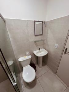 a bathroom with a toilet and a sink at Nox Temporada Casa com Piscina e Churrasqueira a 5 Min da Feira de Caruaru in Caruaru
