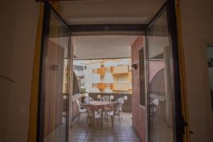 ガリポリにあるAppartamento Baia Bluのダイニングルーム(テーブル、椅子付)の景色を望めます。