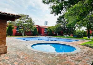 a swimming pool in a yard with a brick patio at Departamento para Renta en Querétaro in Mendiola