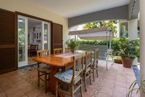 une salle à manger avec une table et des chaises en bois dans l'établissement Villa dei Fiori - Exclusive Villa with garden in Sorrento Coast, à Vico Equense