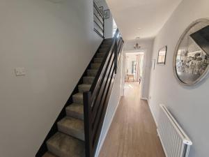 OtterbourneにあるPiping House 4bedroomの鏡付きの家の階段