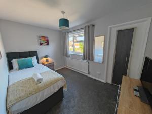 OtterbourneにあるPiping House 4bedroomのベッドルーム(ベッド1台、テレビ、窓付)