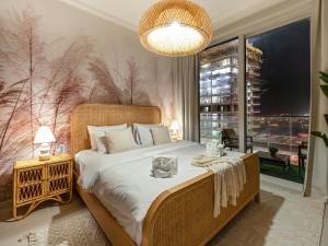 Una cama o camas en una habitación de Palm and Marina Views in NEW Palace Beach Residence 140 fotos más